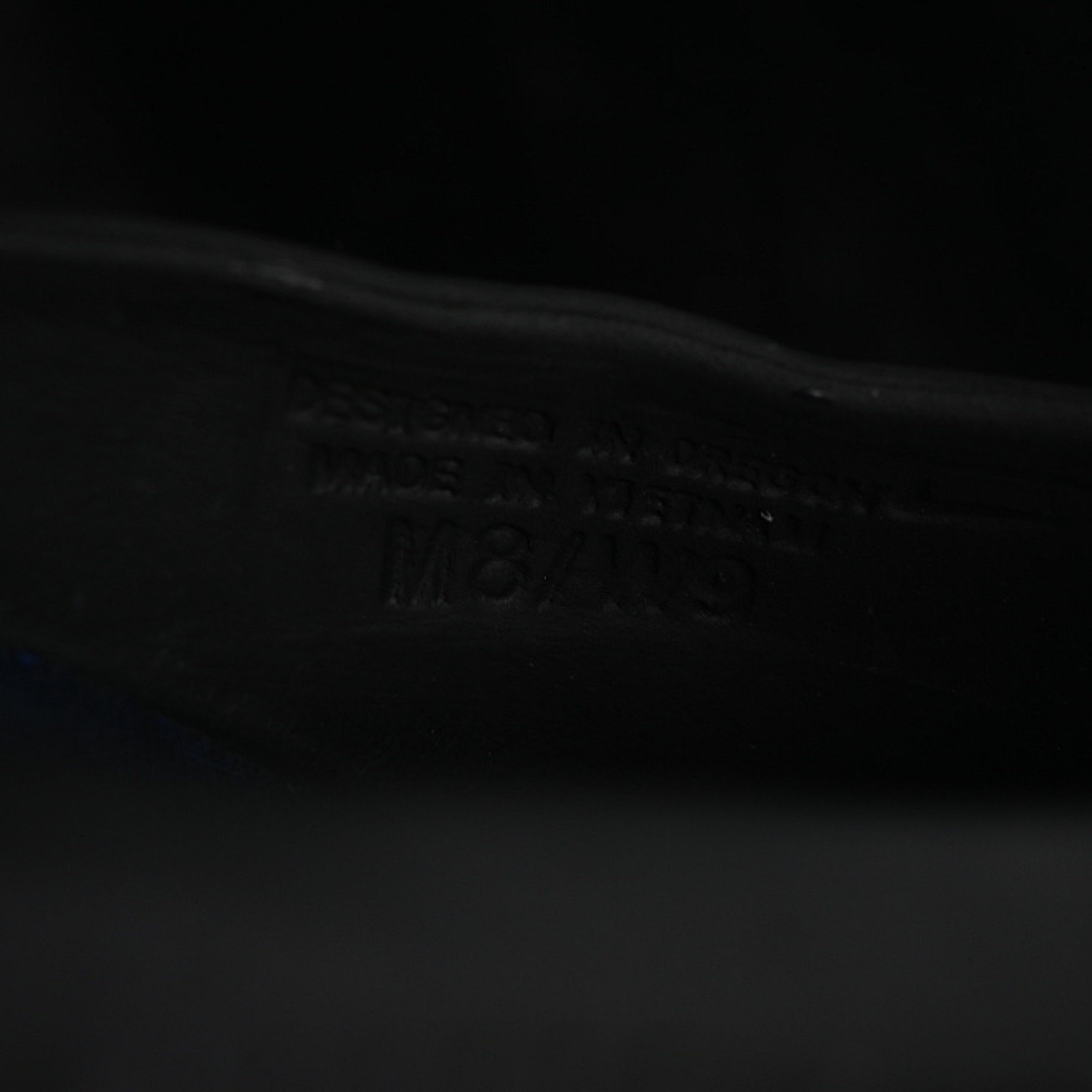IQ8502 001 MIND 001 SLIDE BLACK/BLACK WOMAN:36 39 MAN:40 45