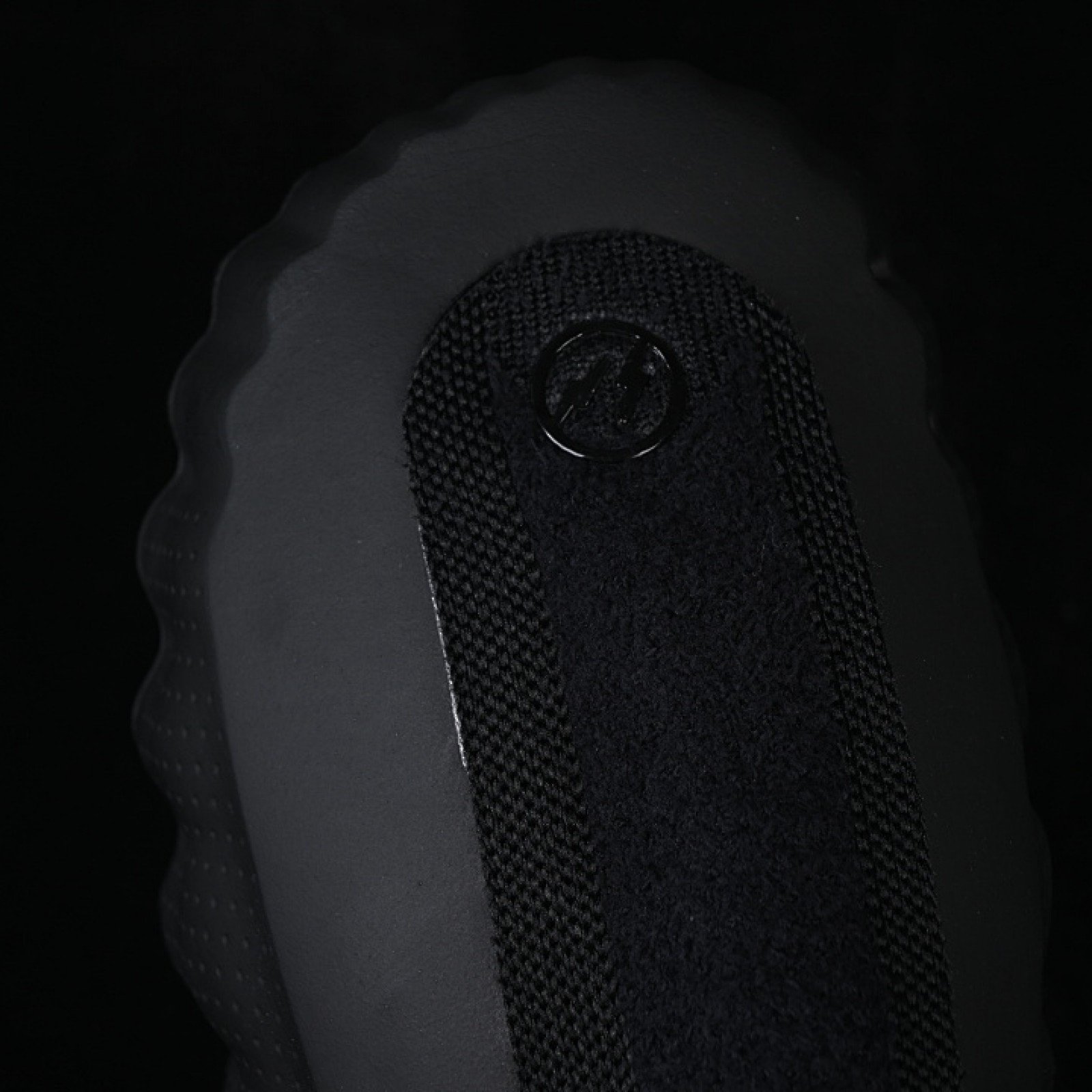 IQ8502 001 MIND 001 SLIDE BLACK/BLACK WOMAN:36 39 MAN:40 45