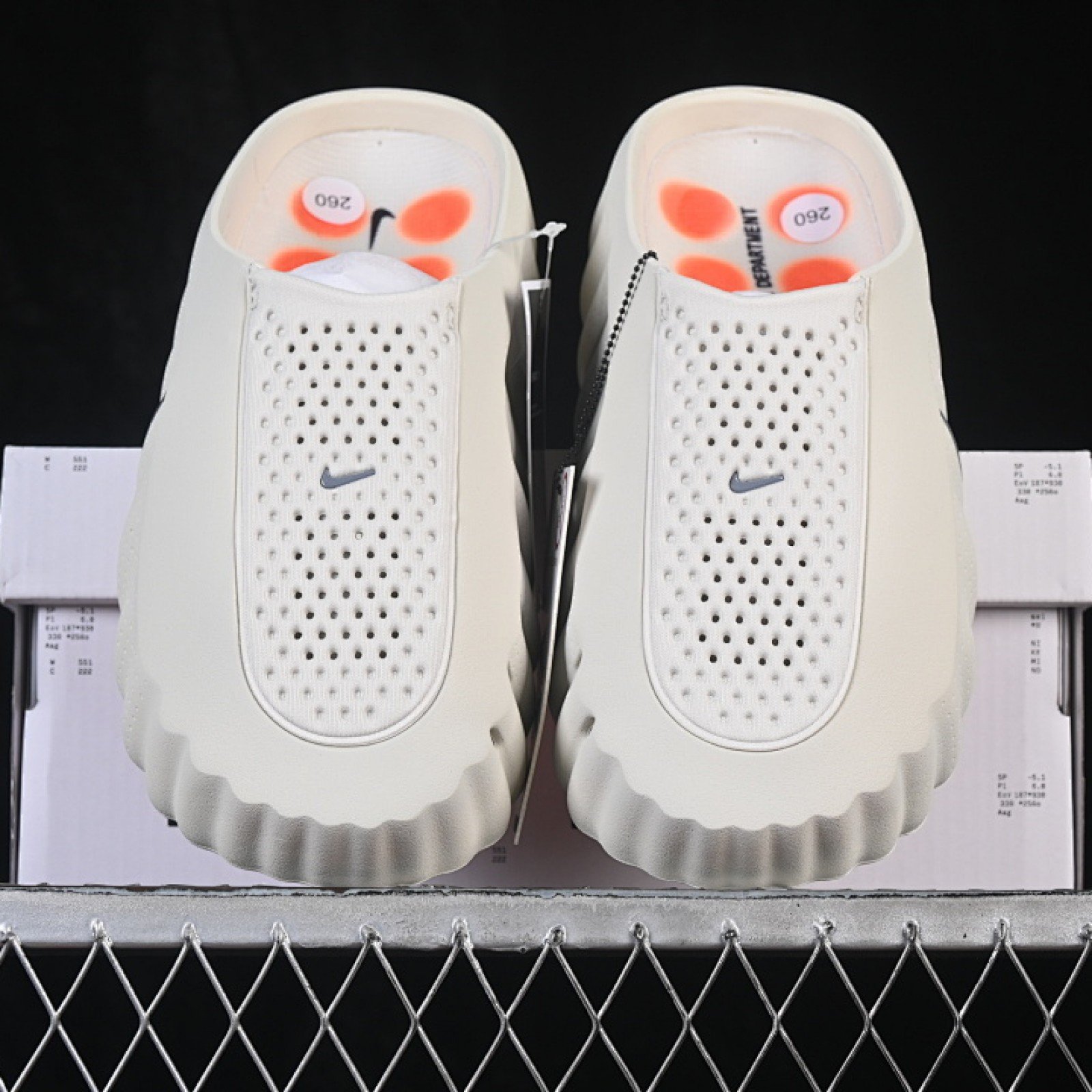 HQ4307 002 MIND 001 SLIDE BONE/HYPER CRIMSON/BUFF/CHROME WOMAN:36 38.5 MAN:40 47.5