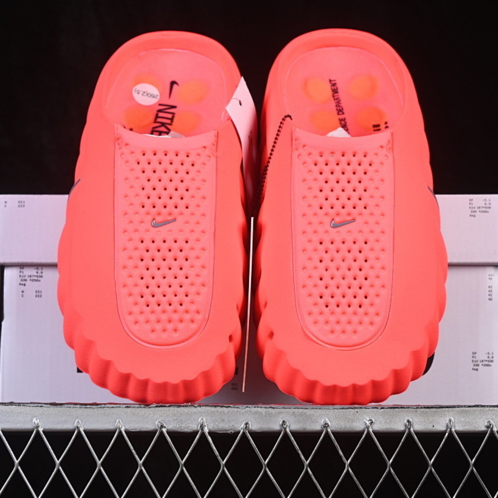 HQ4307 600 MIND 001 SLIDE SOLAR RED/HYPER CRIMSON/BLACK WOMAN:36 38.5 MAN:40 47.5