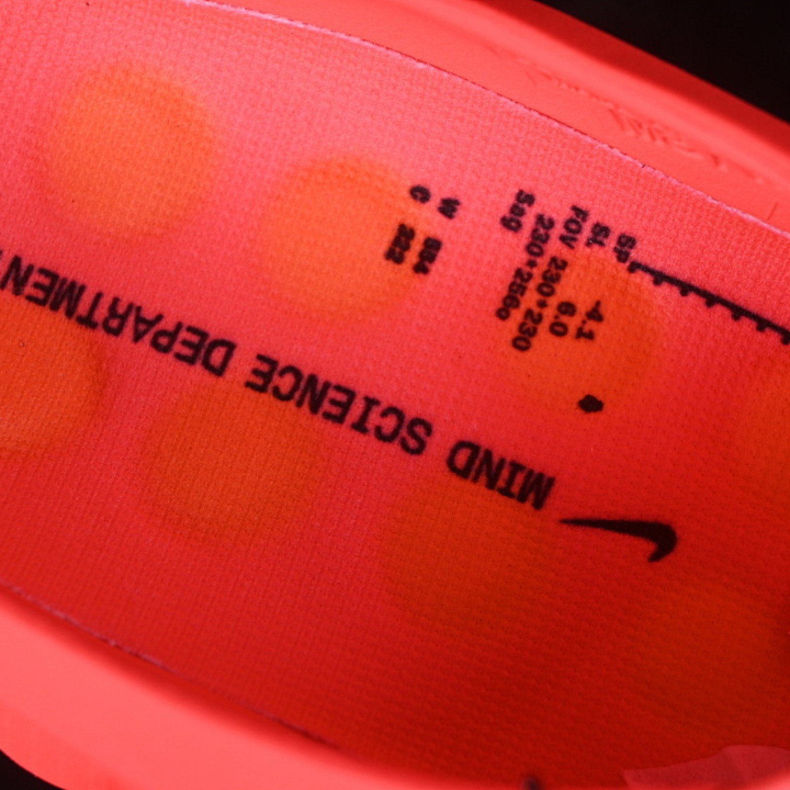 HQ4307 600 MIND 001 SLIDE SOLAR RED/HYPER CRIMSON/BLACK WOMAN:36 38.5 MAN:40 47.5