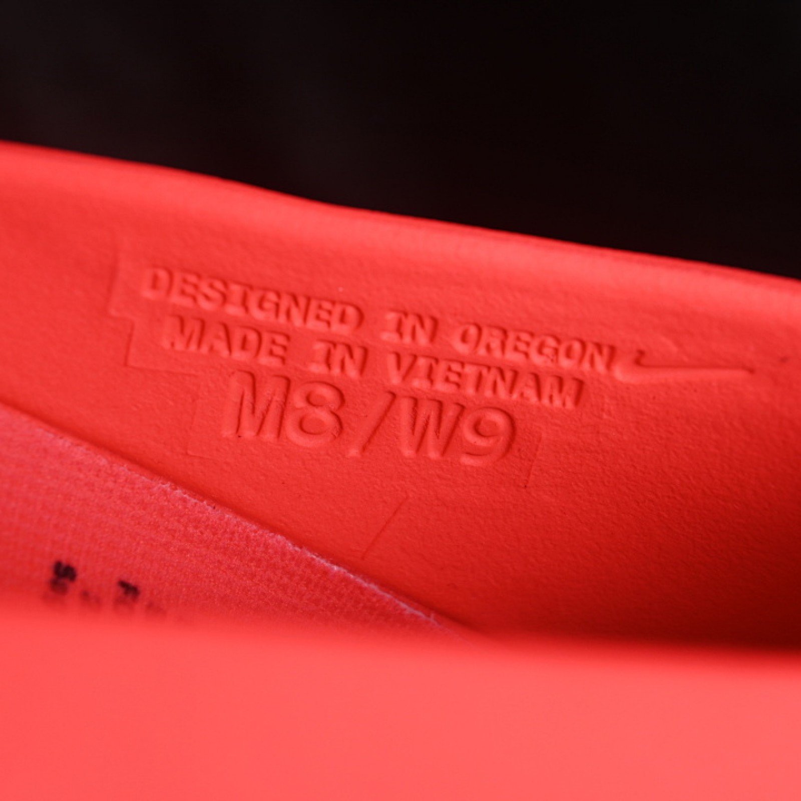 HQ4307 600 MIND 001 SLIDE SOLAR RED/HYPER CRIMSON/BLACK WOMAN:36 38.5 MAN:40 47.5