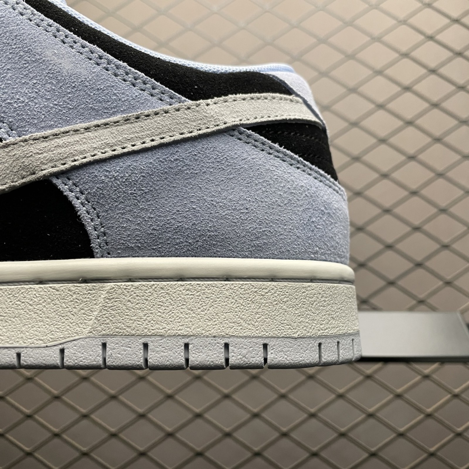 Nike Dunk SB Low "Aluminum" HF3063-400