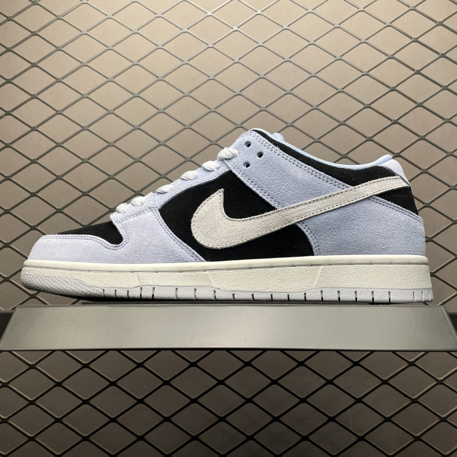 Nike Dunk SB Low "Aluminum" HF3063-400