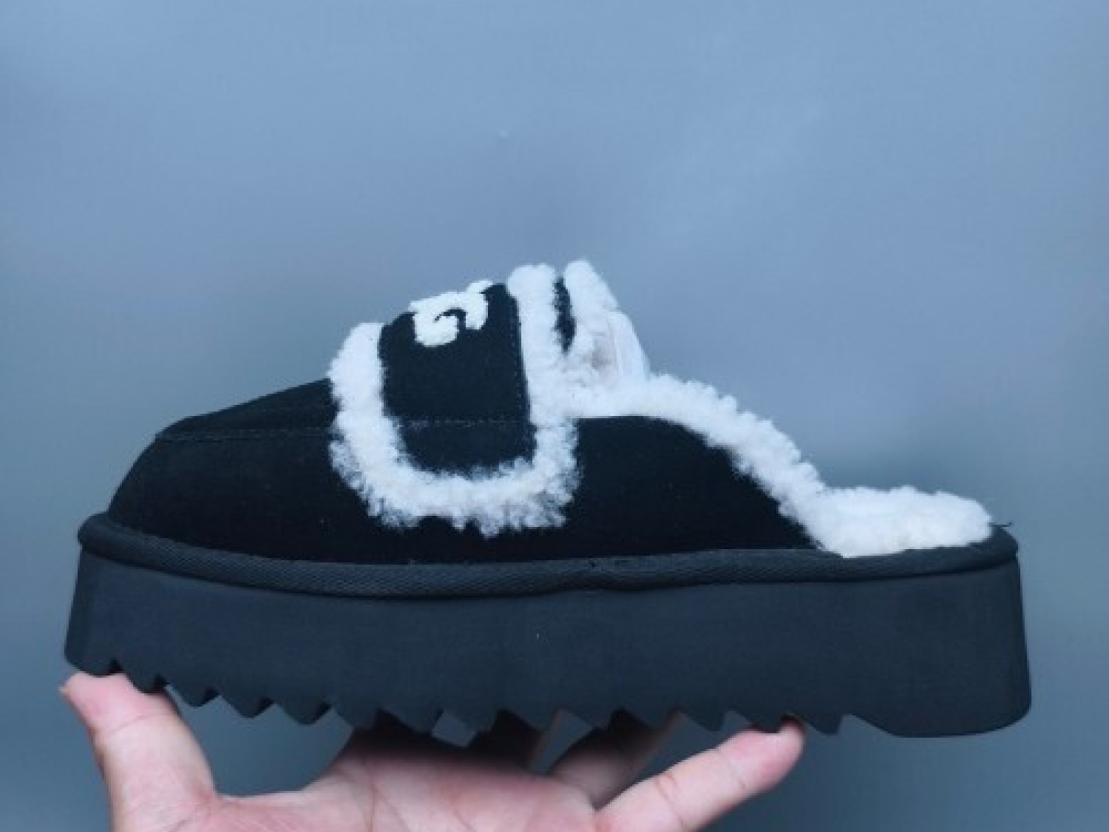 UGG Thick-Bottom Curly Logo Wool Slippers - Black