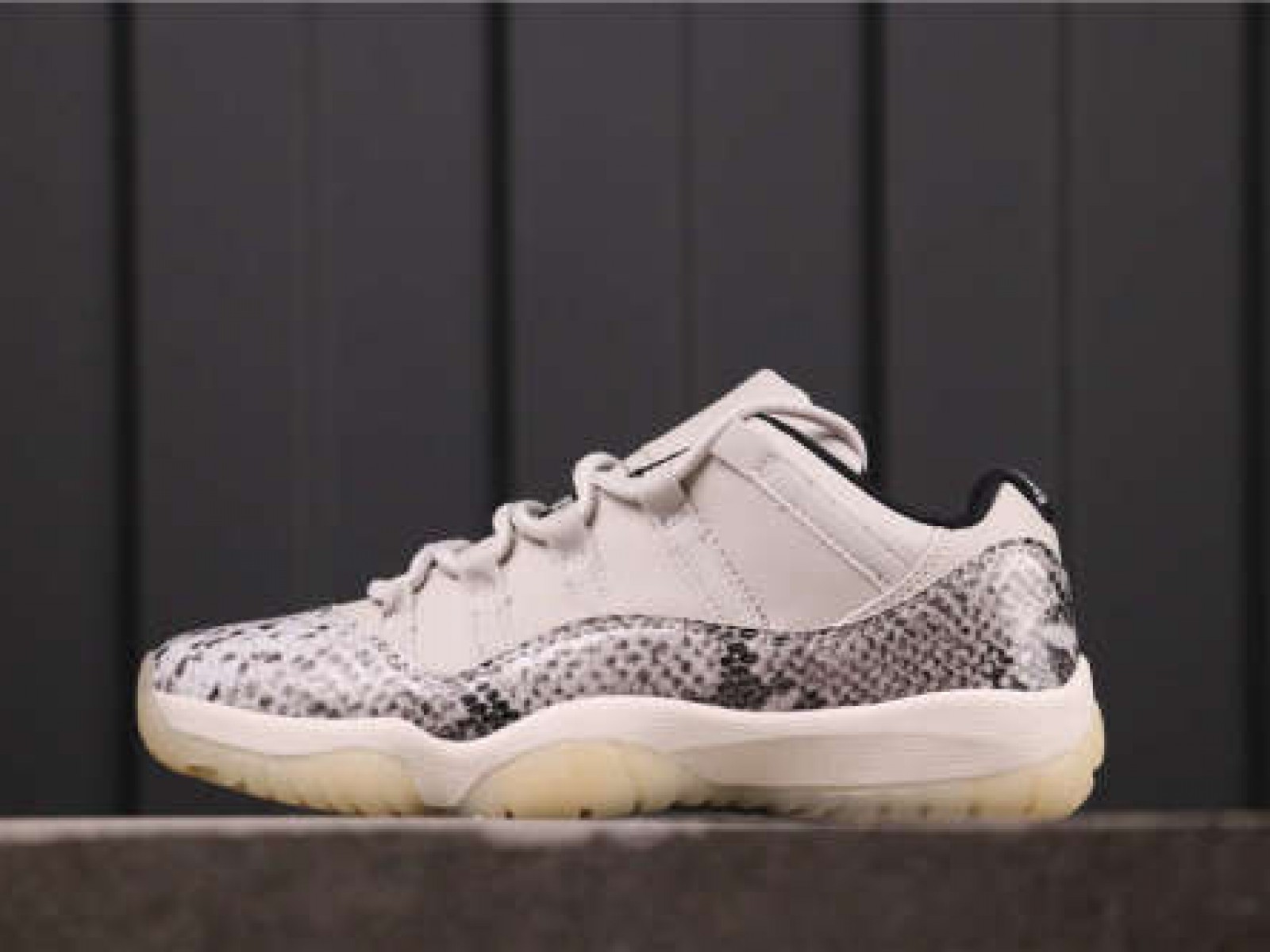 25USD Air Jordan 11 Low Snakeskin Light Bone CD6846-106 36-47