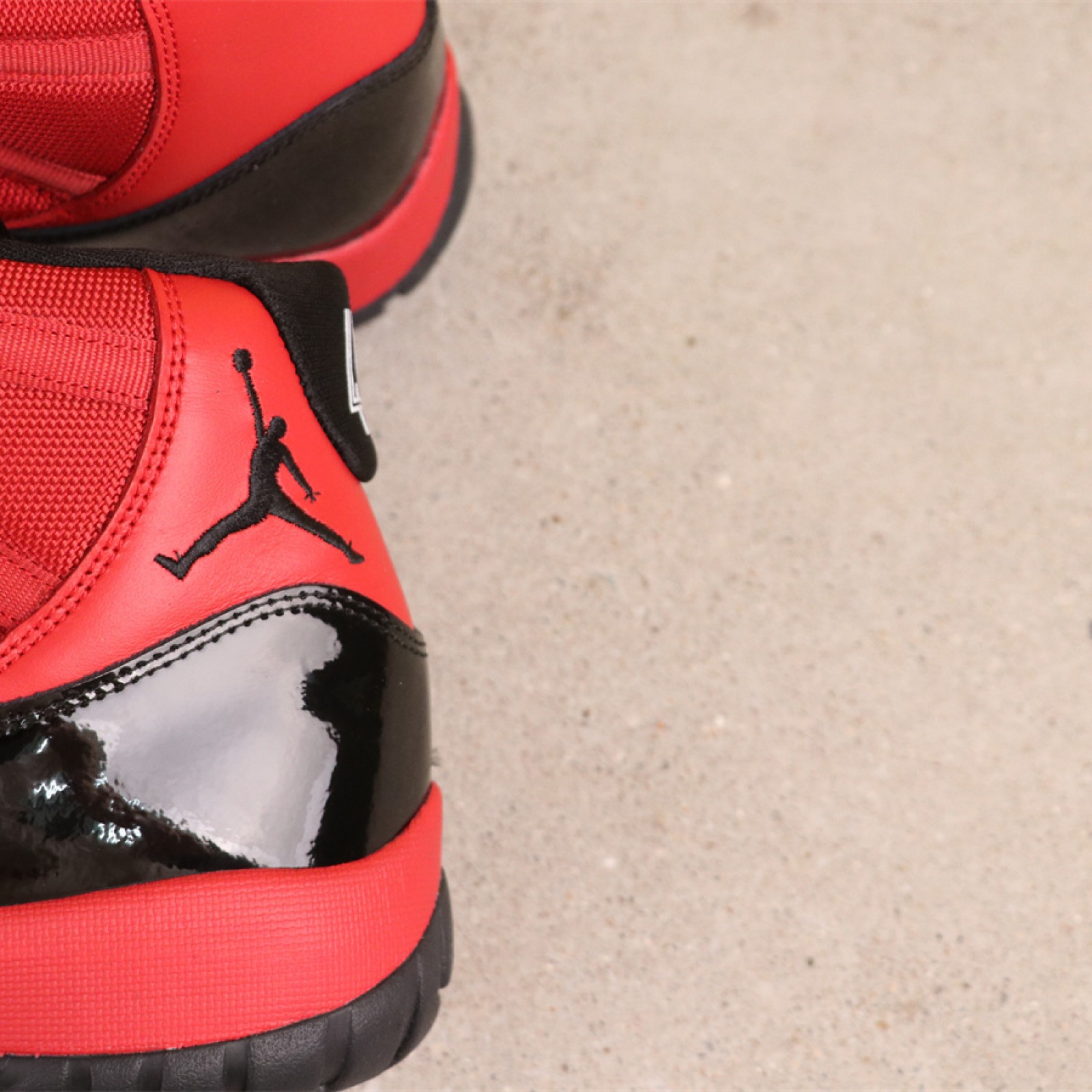 USD Air Jordan 11 CT8012-600 1 黑红 Size 40-48（ 40 40.5 41 42 42.5 43 44 44.5 45 46 47.5 48）