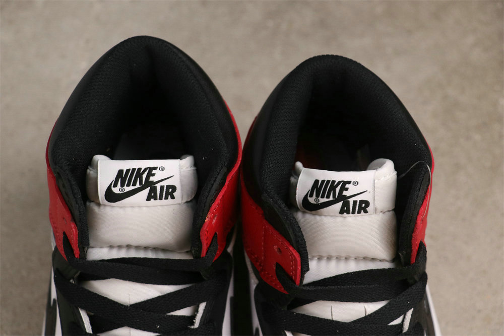 ????USD$57 Air Jordan 1 OG High “Black Toe”  Style：555088-125