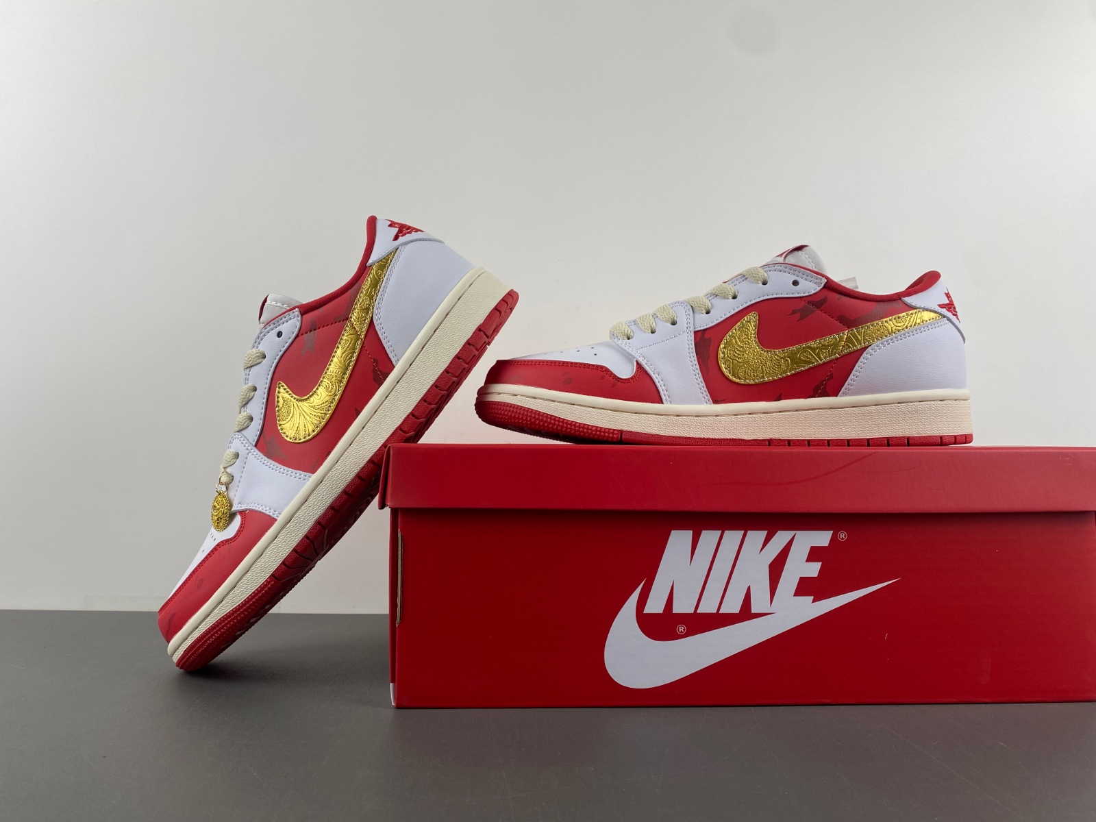 38USD R版Air Jordan 1 Low 白金红色 低帮 货号CZ0790-161 EU SIZE 36-46 US W5.5-M12 38USD R版Air Jordan 1 Low 白金红色 低帮 货号CZ0790-161 EU SIZE 36-46 US W5.5-M12