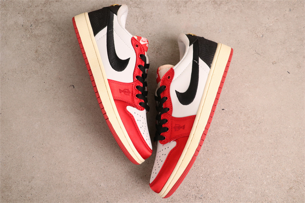 US$31 Trophy Room x Air Jordan 1 Low OG FN0432-100 丝绸芝加哥 Size 36-46 则 US$31 Trophy Room x Air Jordan 1 Low OG FN0432-100 丝绸芝加哥 Size 36-46 则
