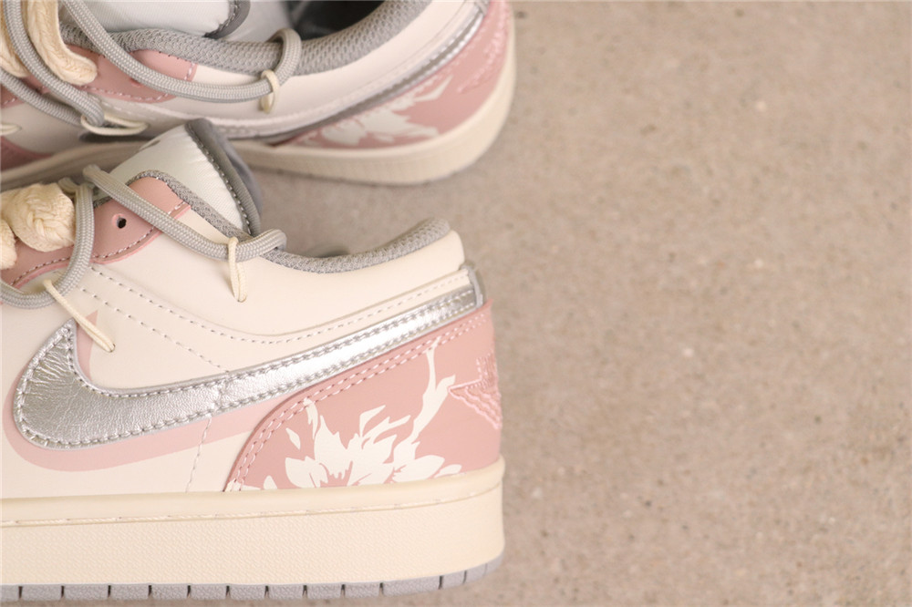 US$40 Air Jordan 1 Low 553558-053 绑带解钩藤蔓甜妹 Size 36-41（ 36 36.5 37.5 38 38.5 39 40 40.5 41）