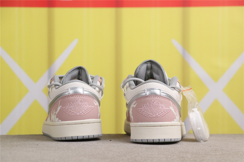 US$40 Air Jordan 1 Low 553558-053 绑带解钩藤蔓甜妹 Size 36-41（ 36 36.5 37.5 38 38.5 39 40 40.5 41）
