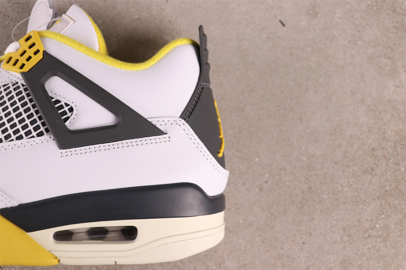 Air Jordan 4 Frozen Moments [AQ9129-001]