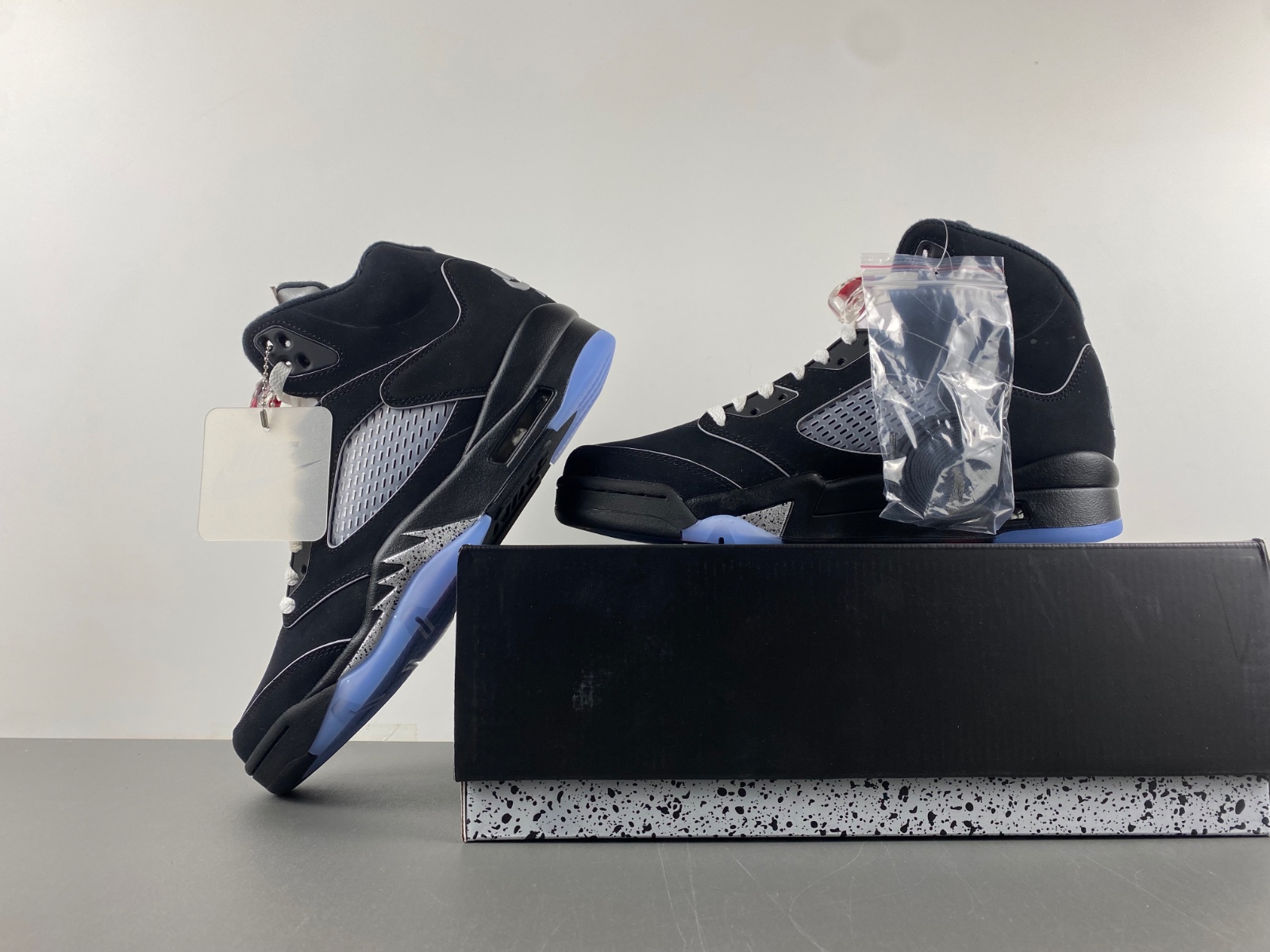 92USD 虎扑版31 Air Jordan 5 Black Metallic Reimagined复刻黑银色 HF3975-001 us size 7.5-13 eu 40.5-47.5 92USD 虎扑版31 Air Jordan 5 Black Metallic Reimagined复刻黑银色 HF3975-001 us size 7.5-13 eu 40.5-47.5